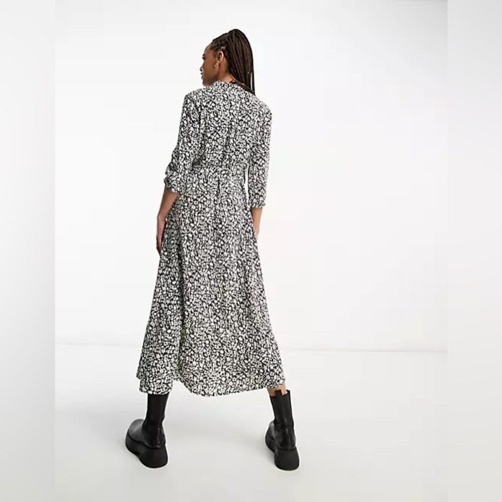 ZARA WHITE AND BLACK GEOMETRIC LONGSLEEVE MAXI DRESS W/ ZIPPER BACK